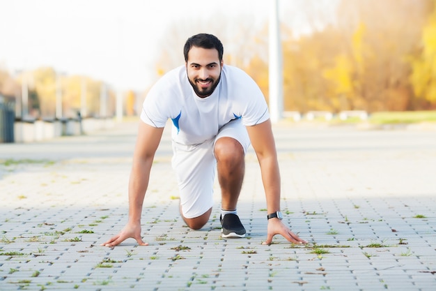 Estilo de vida saludable. Hombre fitness haciendo ejercicio en el entorno de la ciudad.