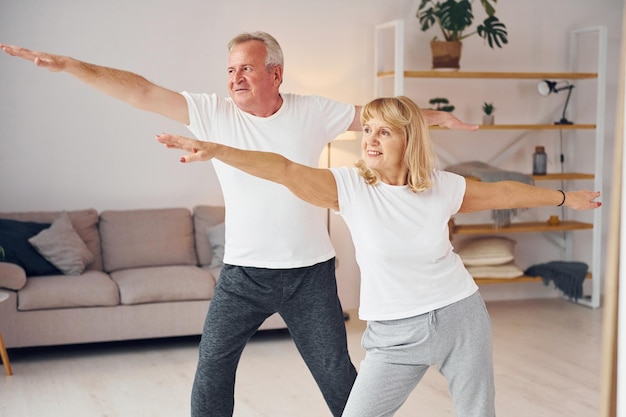 Estilo de vida saludable El hombre y la mujer mayores están juntos en casa