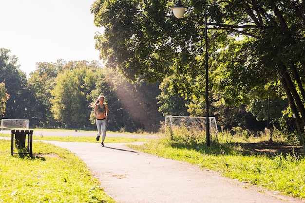 estilo de vida saludable joven fitness mujer corriendo al aire libre