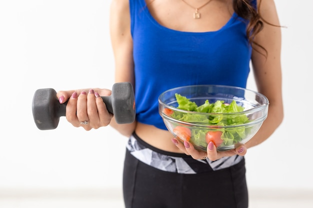 Foto estilo de vida saludable, personas y concepto de deporte - cerca de una mujer sana con verduras y