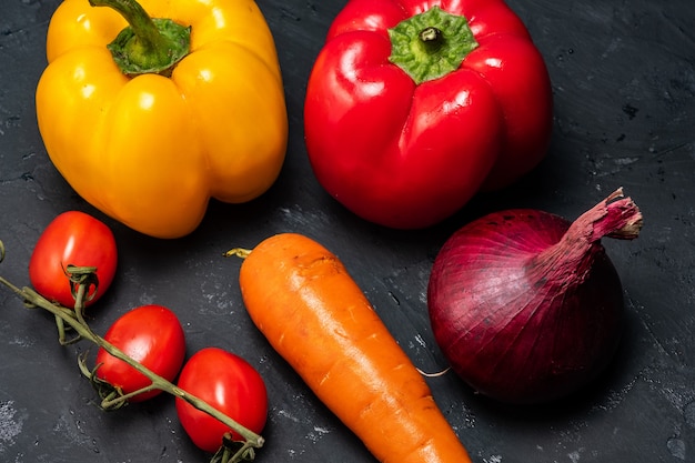 Foto un estilo de vida saludable de las verduras, tomate, pimiento, cebolla y zanahorias.