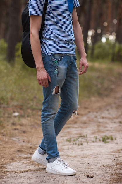 estilo de vida de senderismo. músico con guitarra en el bosque