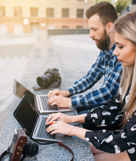 Estilo de vida de sesión de fotos de trabajo en equipo entre bastidores. concepto de navegación web