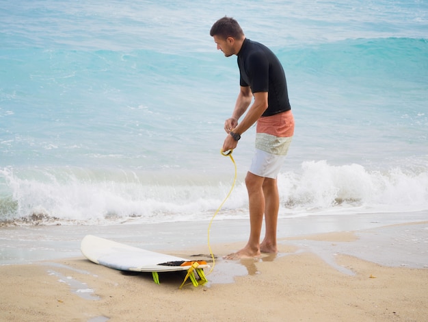 Estilo de vida surf. Surfer preparándose para surfear.