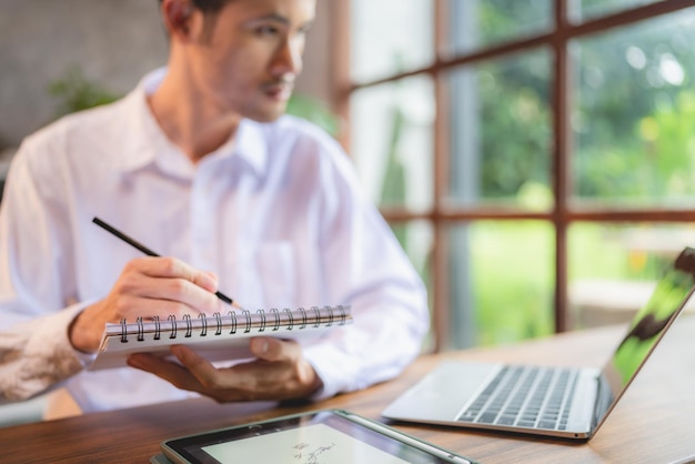 Estilo de vida de los trabajadores independientes de negocios trabajando desde casa con tecnología de sistema de comunicación en línea