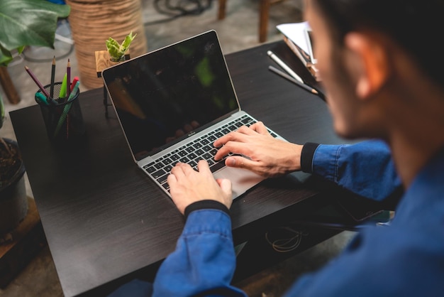 Foto estilo de vida de los trabajadores independientes de negocios trabajando desde casa con tecnología de sistema de comunicación en línea