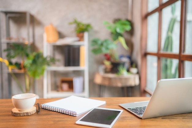 Estilo de vida de los trabajadores independientes de negocios trabajando desde casa con tecnología de sistema de comunicación en línea