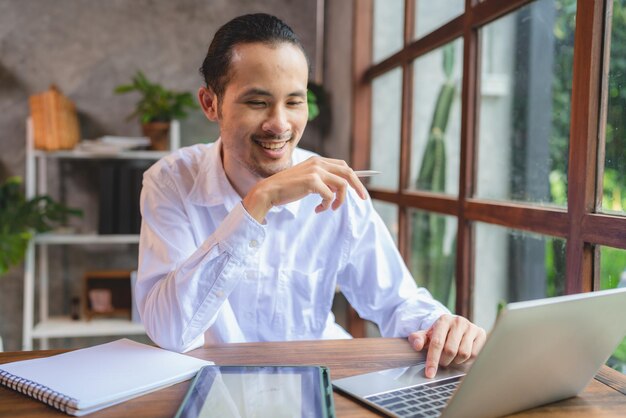 Estilo de vida de los trabajadores independientes de negocios trabajando desde casa con tecnología de sistema de comunicación en línea