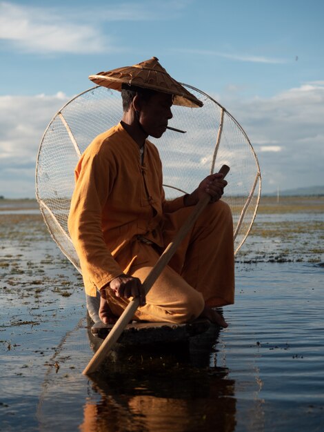 Foto estilo de vida tradicional de los pescadores birmanos en el lago inle