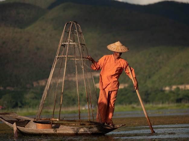 Foto estilo de vida tradicional de los pescadores birmanos en el lago inle