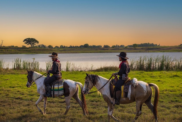 El estilo de vida de los vaqueros incluye montar a caballo por los lugares