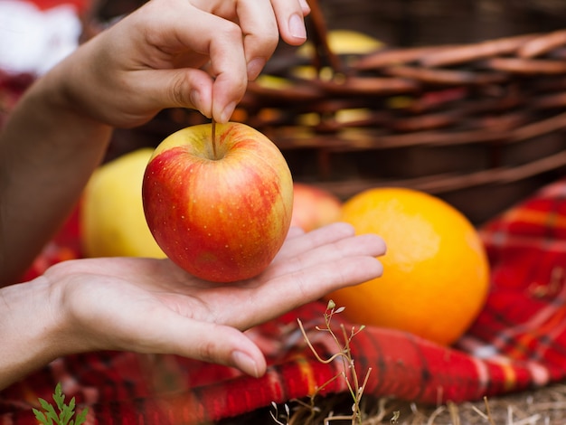 estilo de vida vegano. nutrición de alimentos orgánicos. mujer con fruta en el bosque