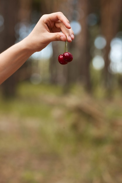 estilo de vida vegano. nutrición de alimentos orgánicos. mujer con fruta en el bosque