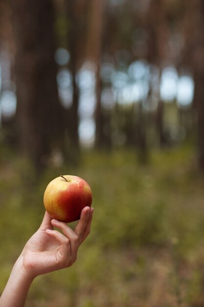 estilo de vida vegano. nutrición de alimentos orgánicos. mujer con fruta en el bosque