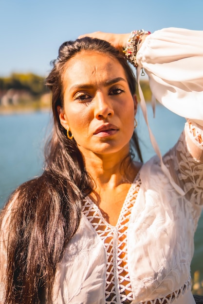 Estilo de vida de verano una joven morena latina disfrutando de un parque con un vestido blanco