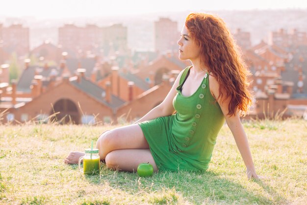 Estilo de vida verde de mujer joven con vitaminas jugo de manzana