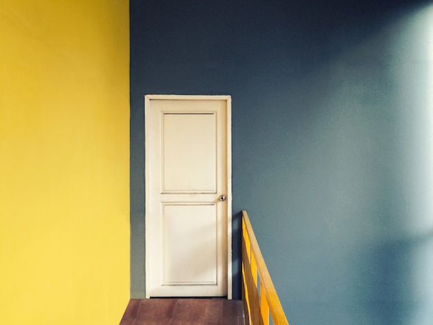 Estilo vintage com filtro de grãos de corredor vazio para pequena sala de porta branca