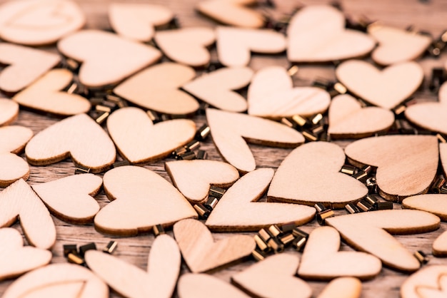 Estilo vintage de corazones de madera sobre un fondo de madera.