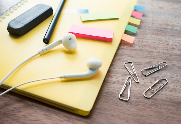 Estilo vintage notebook y auriculares