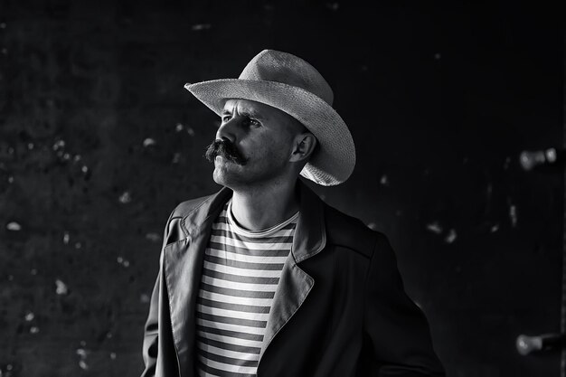 estilo vintage, retrato de un hombre con un gran bigote, caballero inusual