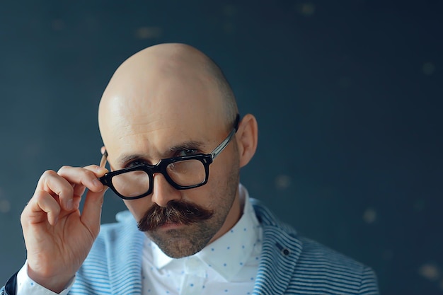 estilo vintage, retrato de un hombre con un gran bigote, caballero inusual