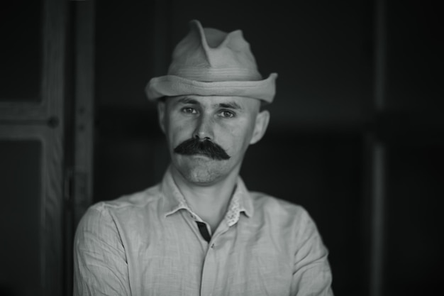 estilo vintage, retrato de un hombre con un gran bigote, caballero inusual