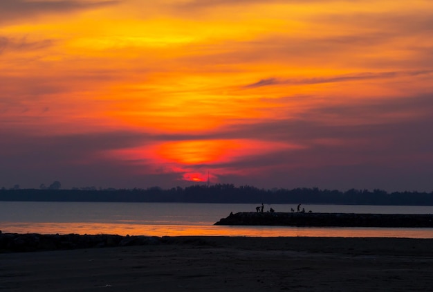 Estilos libres de silueta de playa al atardecer en cielo de agua de vacaciones y personas