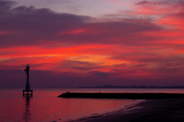 Estilos libres de silueta de playa al atardecer en cielo de agua de vacaciones y personas