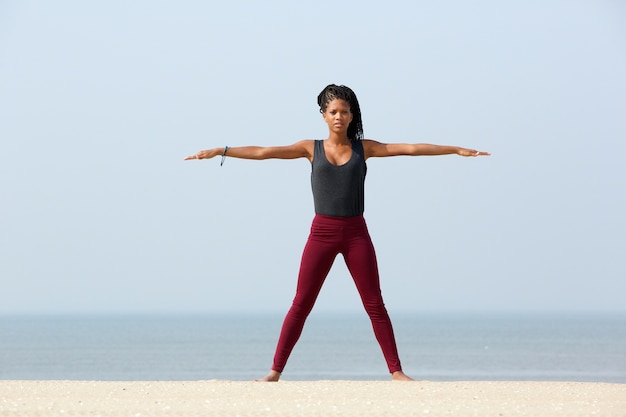 Estiramiento de yoga en la playa