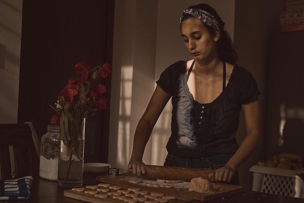 Estirando la masa de hojaldre durante la tarde