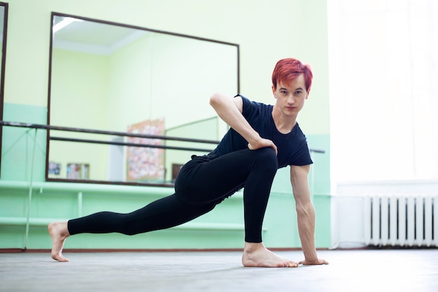 Estirar y calentar antes del aprendizaje intensivo de la danza.