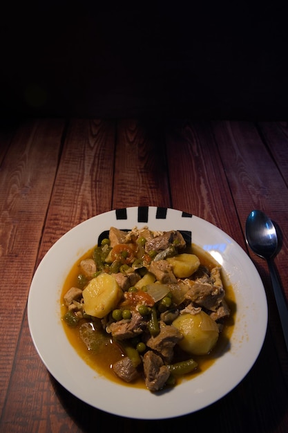 Estofado de carne en su plato sobre un fondo de madera concepto del día mundial de la alimentación