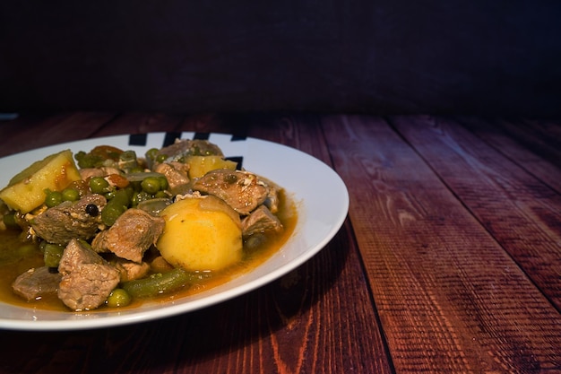 Estofado de carne en su plato sobre un fondo de madera concepto del día mundial de la alimentación