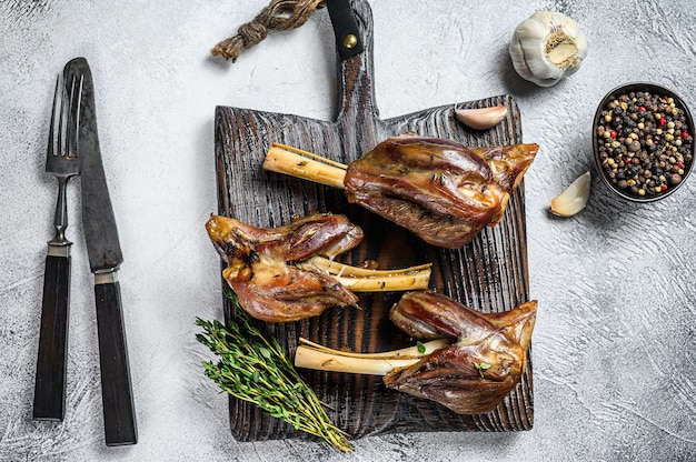 Estofado de cordero asado en una tabla de cortar de madera.