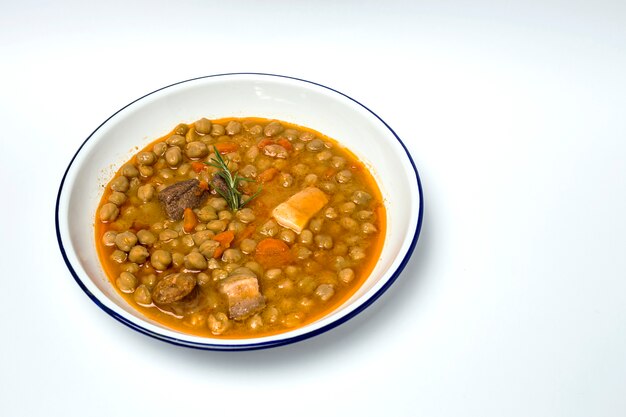 Estofado de garbanzos, chorizo ​​y cerdo. Aislado