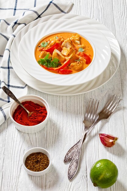 Estofado de pescado cocinado con leche de coco y verduras