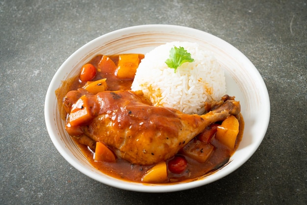 Estofado de pollo con tomate cebolla zanahoria y papas en un plato con arroz