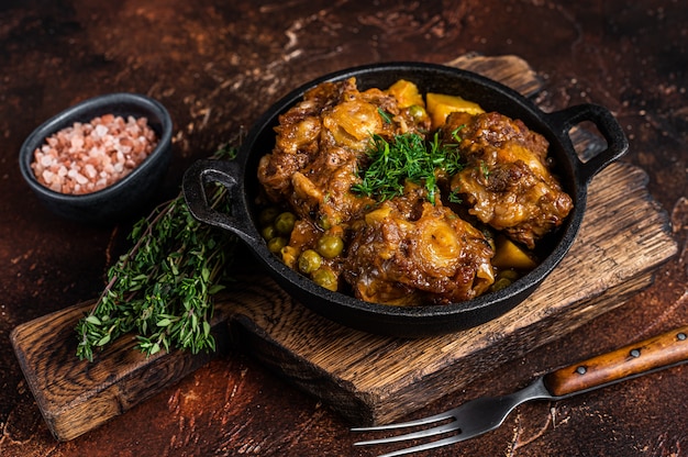 Estofado de rabo de buey con vino y verduras en una sartén