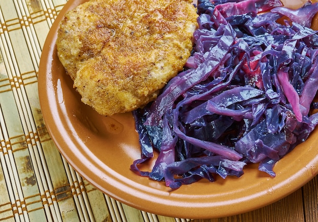 Estofado de repollo morado del norte de Croacia, plato tradicional de los Balcanes