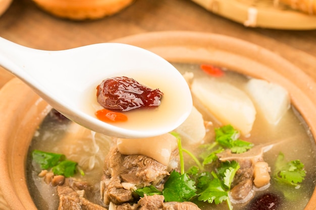 Estofado de sopa de rábano y cordero de la cocina china