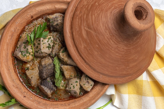Estofado de tajín de pescado casero tradicional con patatas. Comida marroquí. Comida halal