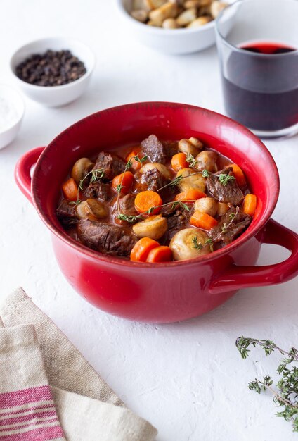 Estofado de ternera a la bourguignon con patatas, zanahorias y champiñones Cocina francesa