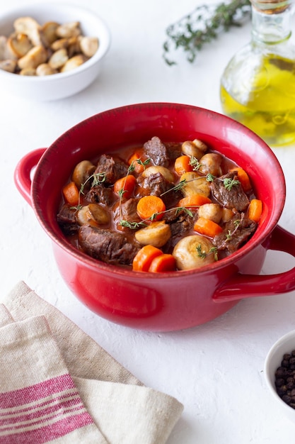 Estofado de ternera a la bourguignon con patatas, zanahorias y champiñones Cocina francesa