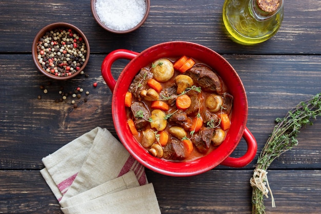 Estofado de ternera a la bourguignon con patatas, zanahorias y champiñones Cocina francesa