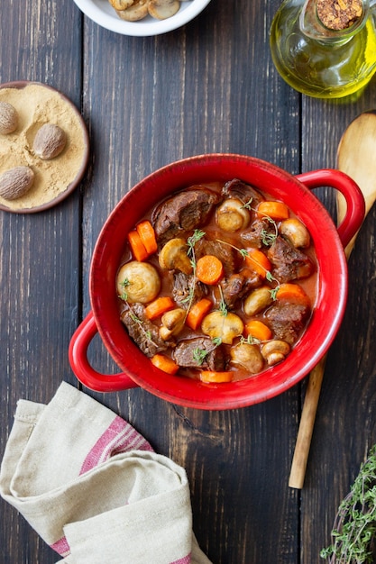 Estofado de ternera a la bourguignon con patatas, zanahorias y champiñones Cocina francesa