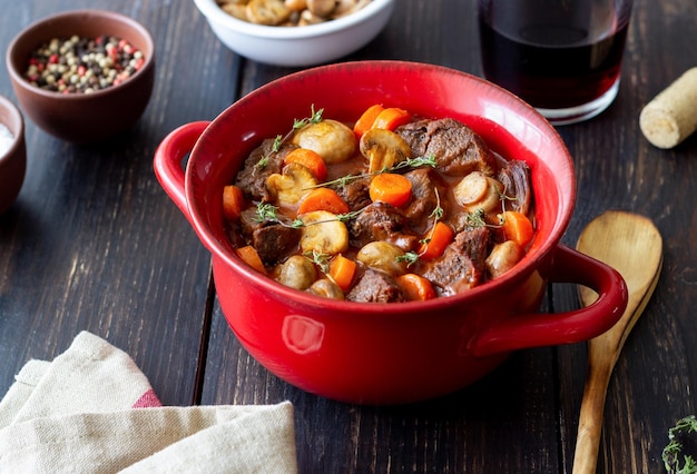 Foto estofado de ternera a la bourguignon con patatas, zanahorias y champiñones cocina francesa