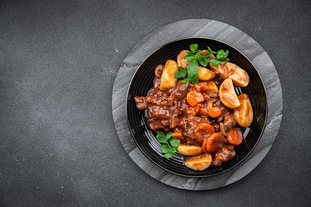 estofado de ternera a la bourguignon plato vegetal listo para comer comida comida merienda en la mesa espacio de copia comida