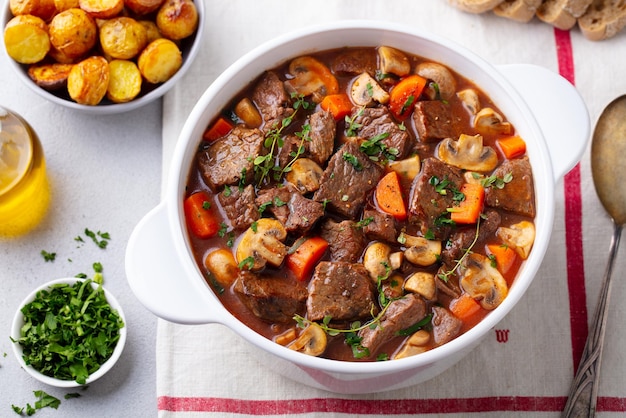 Estofado de ternera a la bourguignon con verduras Cerrar Vista superior