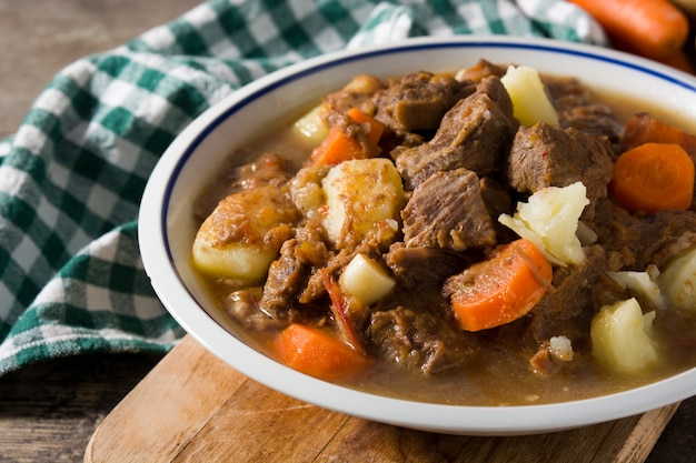 Foto estofado de ternera irlandesa con zanahorias y patatas