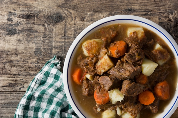 Estofado de ternera irlandesa con zanahorias y patatas